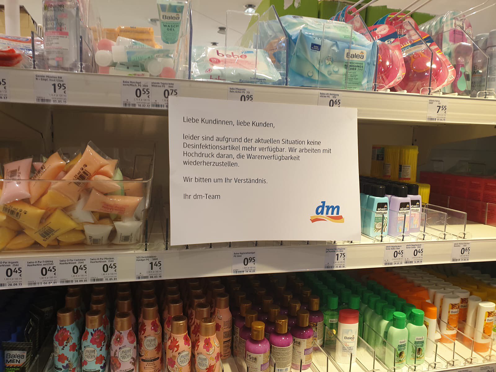 Mitte März müssen viele Geschäfte schließen. In der Drogerie herrscht große Nachfrage nach Desinfektionsprodukten. 