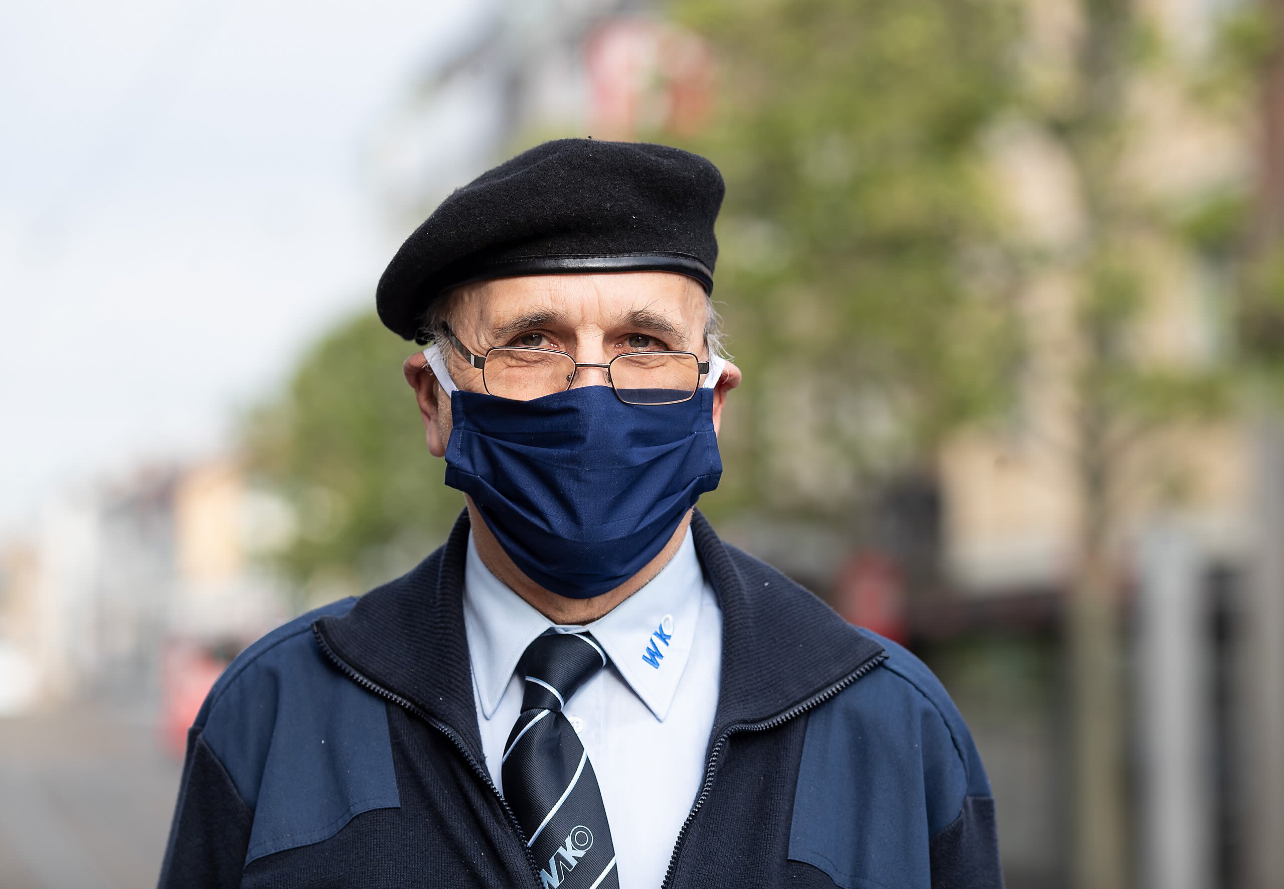 Ein historischer Moment als Foto eingefangen: der erste Tag der Maskenpflicht in der Region. 