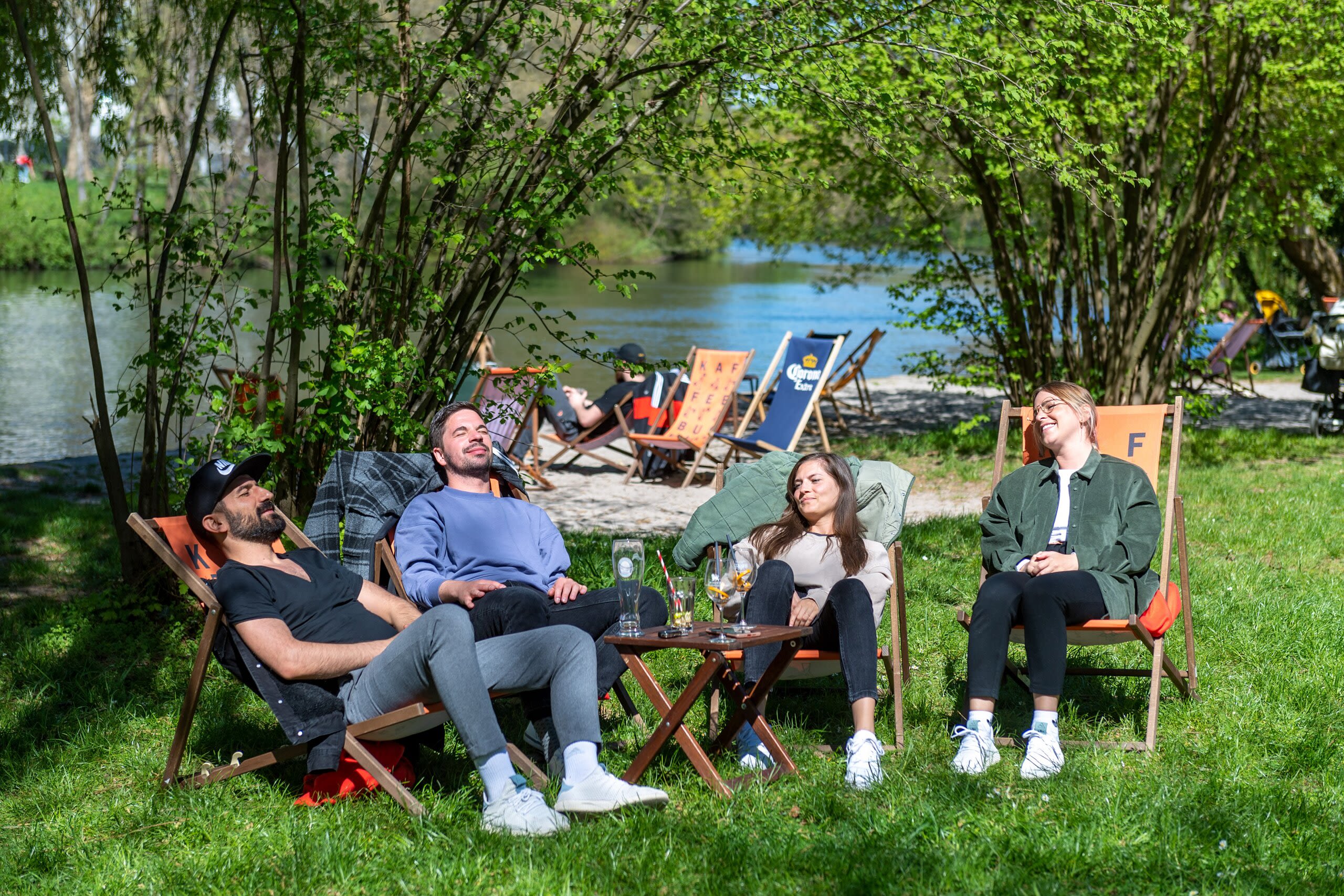 Um Ostern kehrt das öffentliche Leben vermehrt in die Normalität zurück. Gruppen dürfen sich wieder treffen, wie hier am Neckar. 