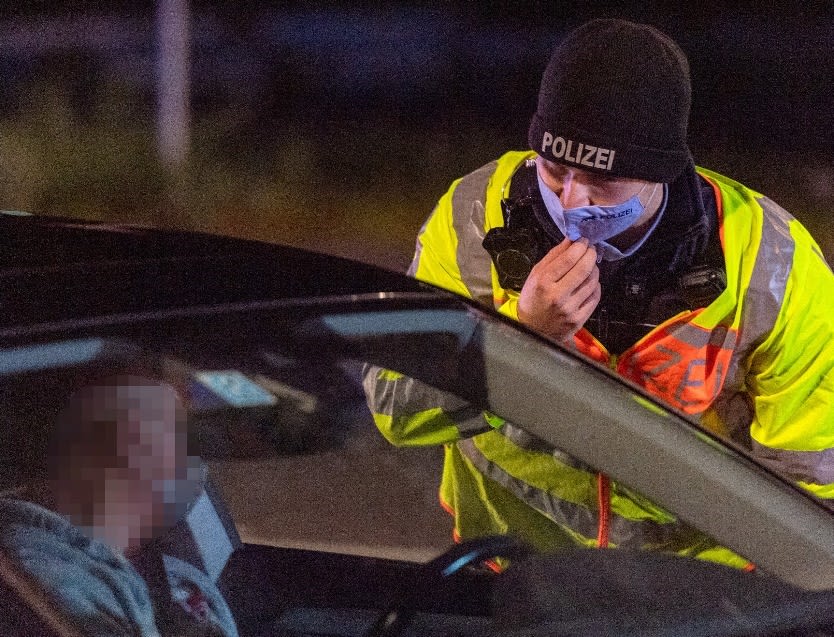 In Neckarsulm herrscht eine nächtliche Ausgangssperre, die von der Polizei kontrolliert wird.