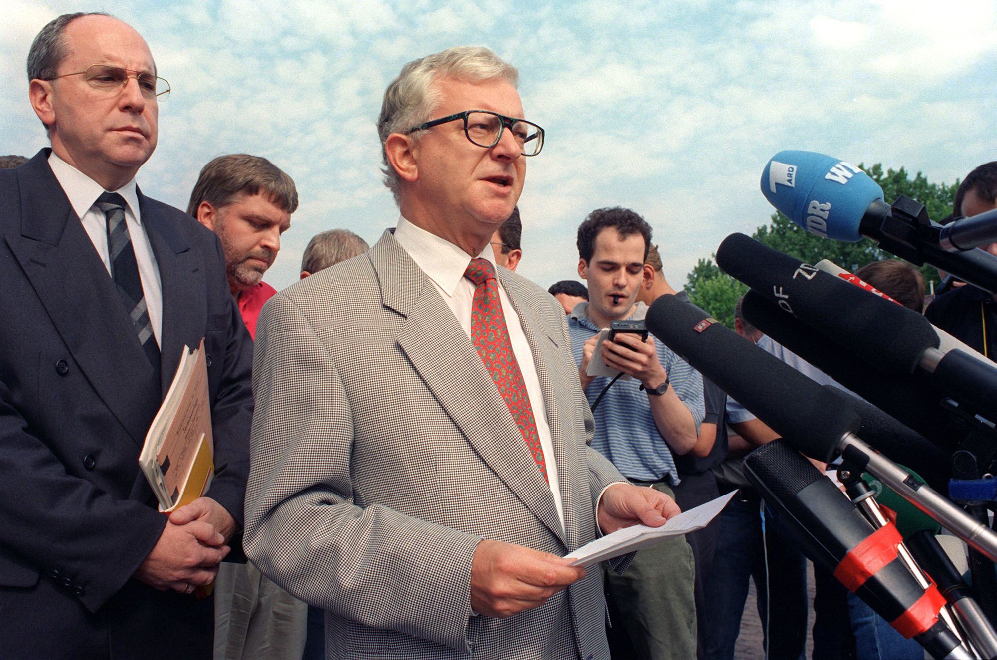 Bundesinnenminister Rudolf Seiters (CDU, M) erklärt am 4.7.1993 auf einer Pressekonferenz vor dem Ministerium in Bonn seinen Rücktritt. V