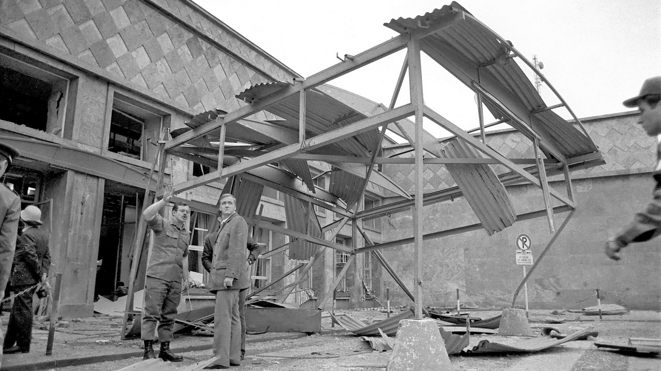 Blick auf Trümmer am Tag nach dem Anschlag: Am 24. Mai 1972 explodierten auf dem Gelände des Hauptquartiers der US-Landstreitkräfte in Heidelberg zwei Bomben.