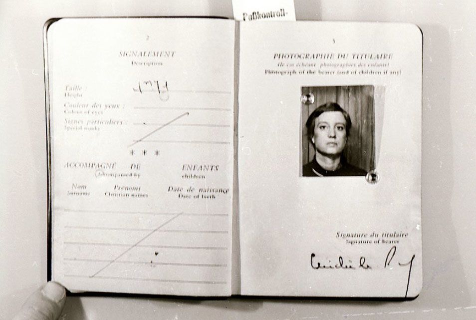 Die Stasi fotografierte Ulrike Meinhofs gefälschten französischen Pass.