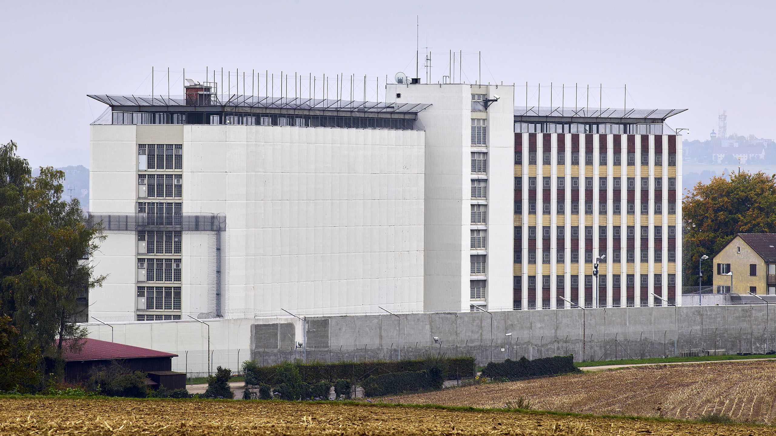 Zellenhochhaus der JVA Stuttgart