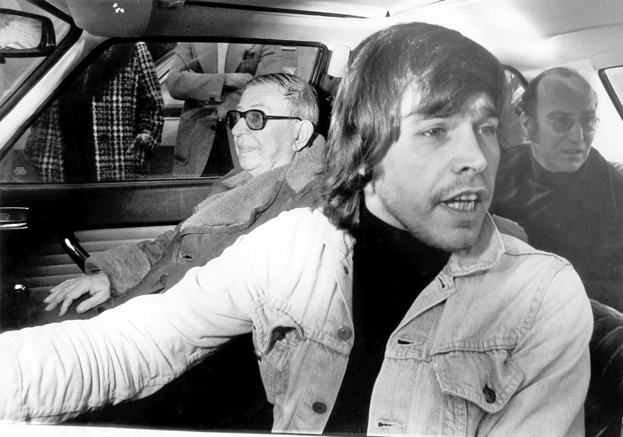 Hans-Joachim Klein (vorne) mit dem französischen Philosophen Jean-Paul Sartre (links) und Rechtsanwalt Klaus Croissant auf dem Weg vom Stuttgarter Flughafen zum Gefängnis Stammheim.