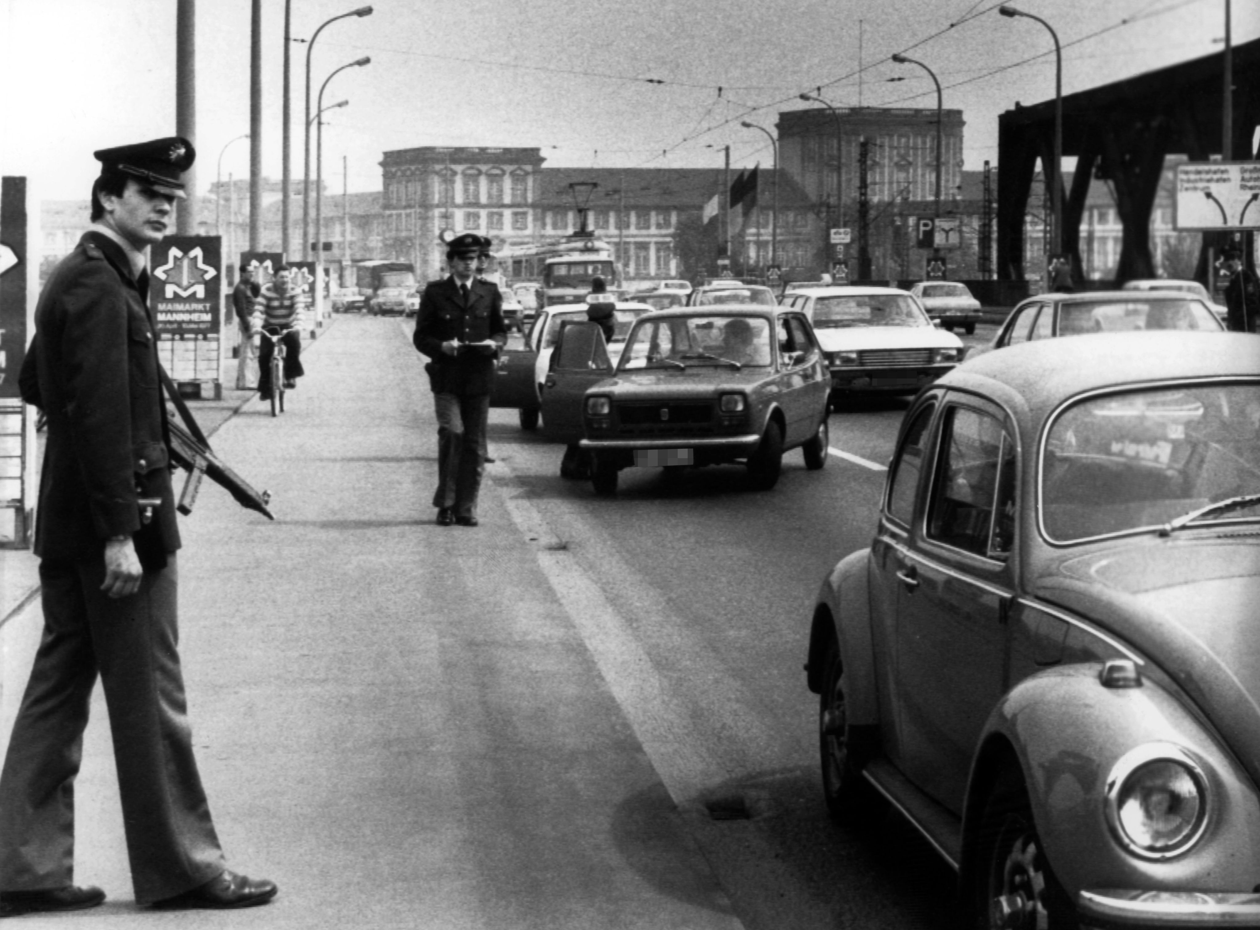 Die Polizei fahndet in Mannheim 1977 nach Christian Klar.