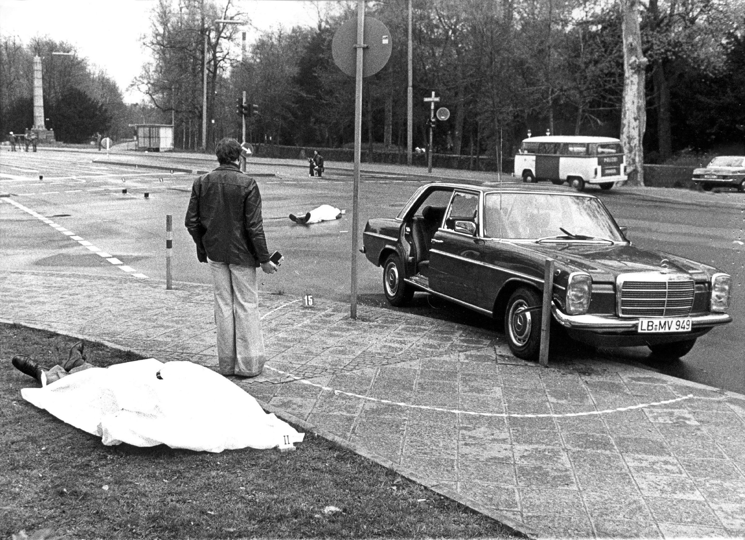 Foto der zugedeckten Leiche Bubacks vor seinem Mercedes-Dienstwagen