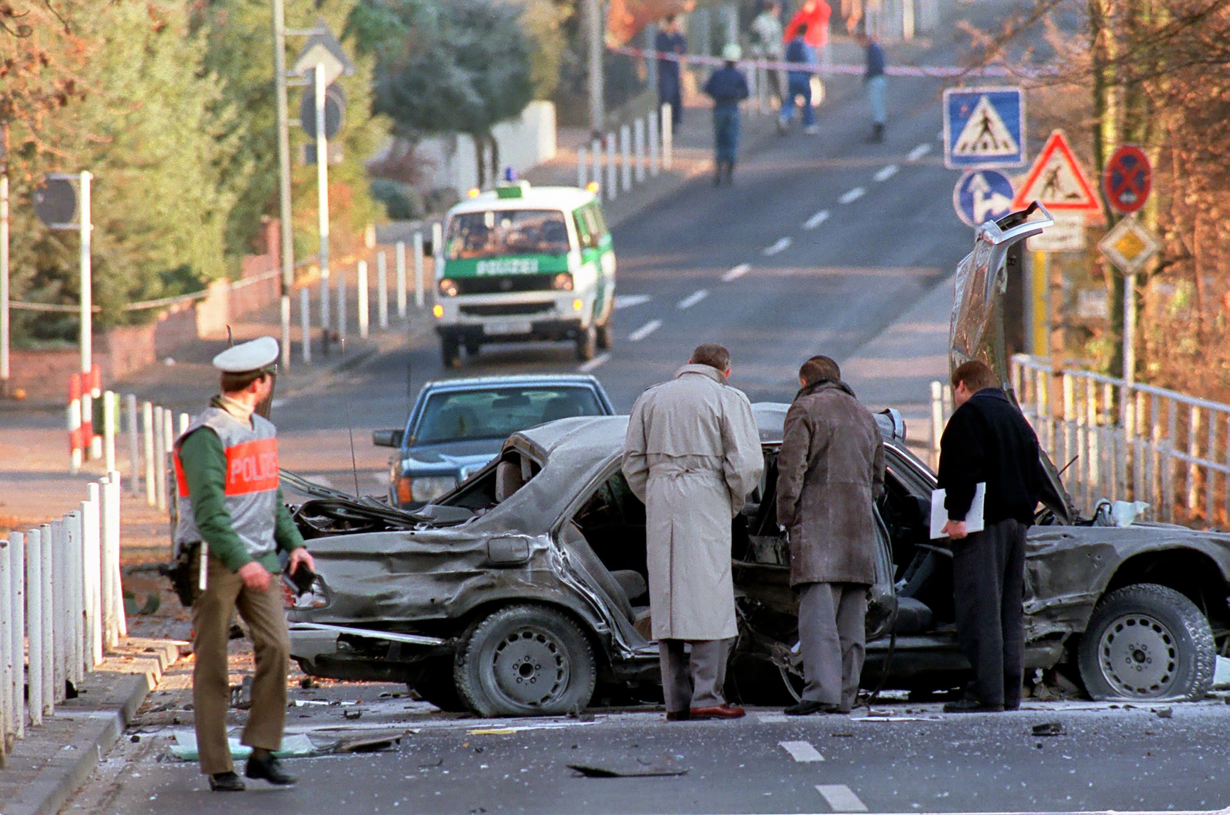 Der durch eine Bombe zerstörte Mercedes, in dem Alfred Herrhausen starb.