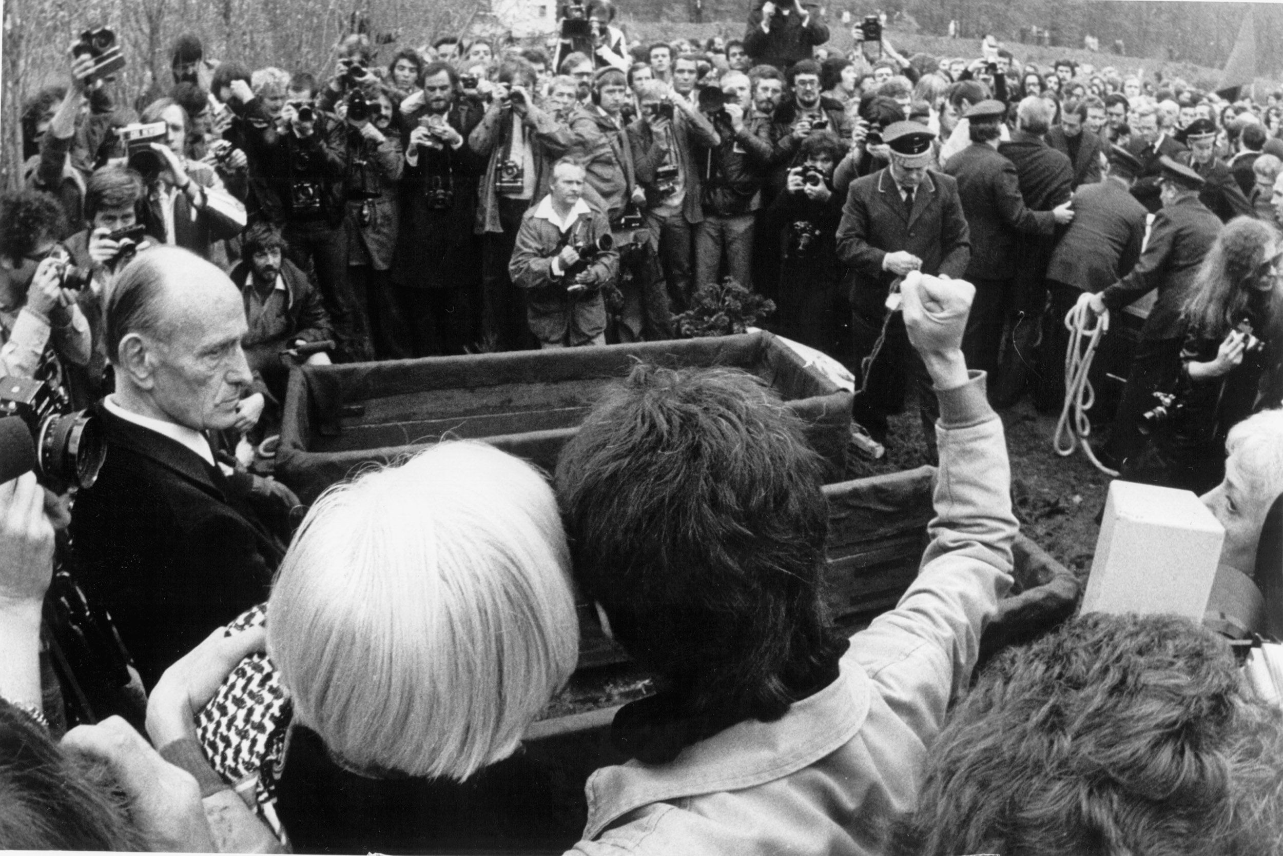 Offenes Grab, Besucher und Journalisten auf dem Dornhaldenfriedhof in Stuttgart.