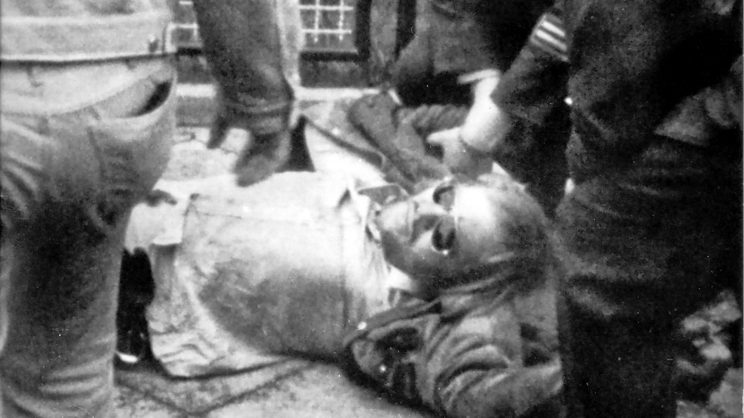 1. Juni 1972: Andreas Baader wird von Polizisten in Frankfurt am Main aus einer Garageneinfahrt geschleift&nbsp;