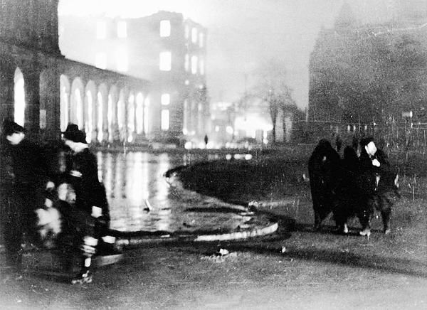 Der Heilbronner Hauptbahnhof wird in der Nacht des 4.Dezembers ein Raub der Flammen.