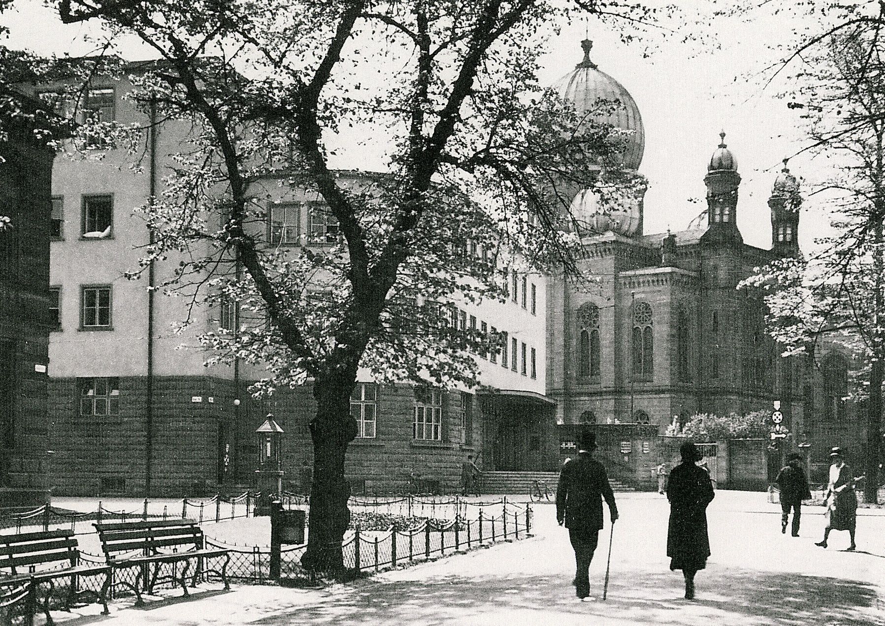 Synagoge und Post an der Allee 1931. An das jüdische Gotteshaus erinnern heute nur ein Gedenkstein und das Kunstwerk „Die Kuppel“. Auf dem Grundstück steht heute das ehemalige Kino-Zentrum.