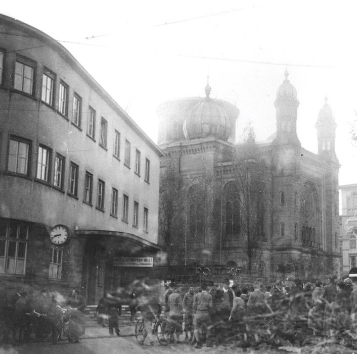 Schaulustige vor der niedergebrannten Synagoge. Aufgenommen am 10. November 1938 gegen 8.40 Uhr von Fritz Walderich an der Kreuzung Allee Titotstraße.
