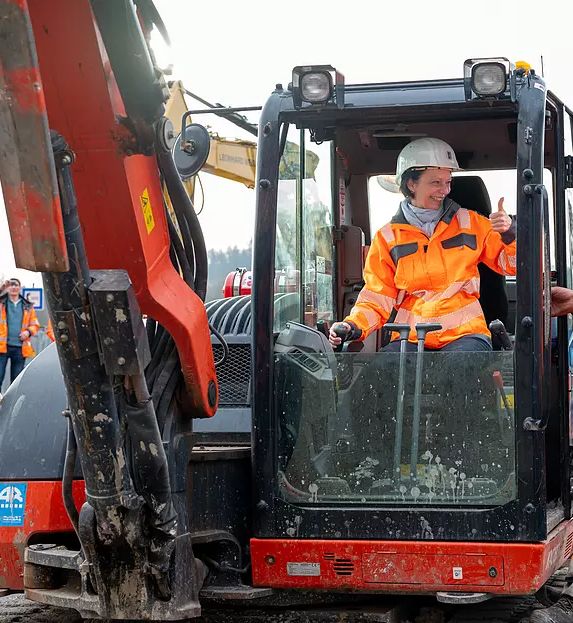 Regierungspräsidentin Susanne Bay setzt als Patin des Tunnels den Meißel an.