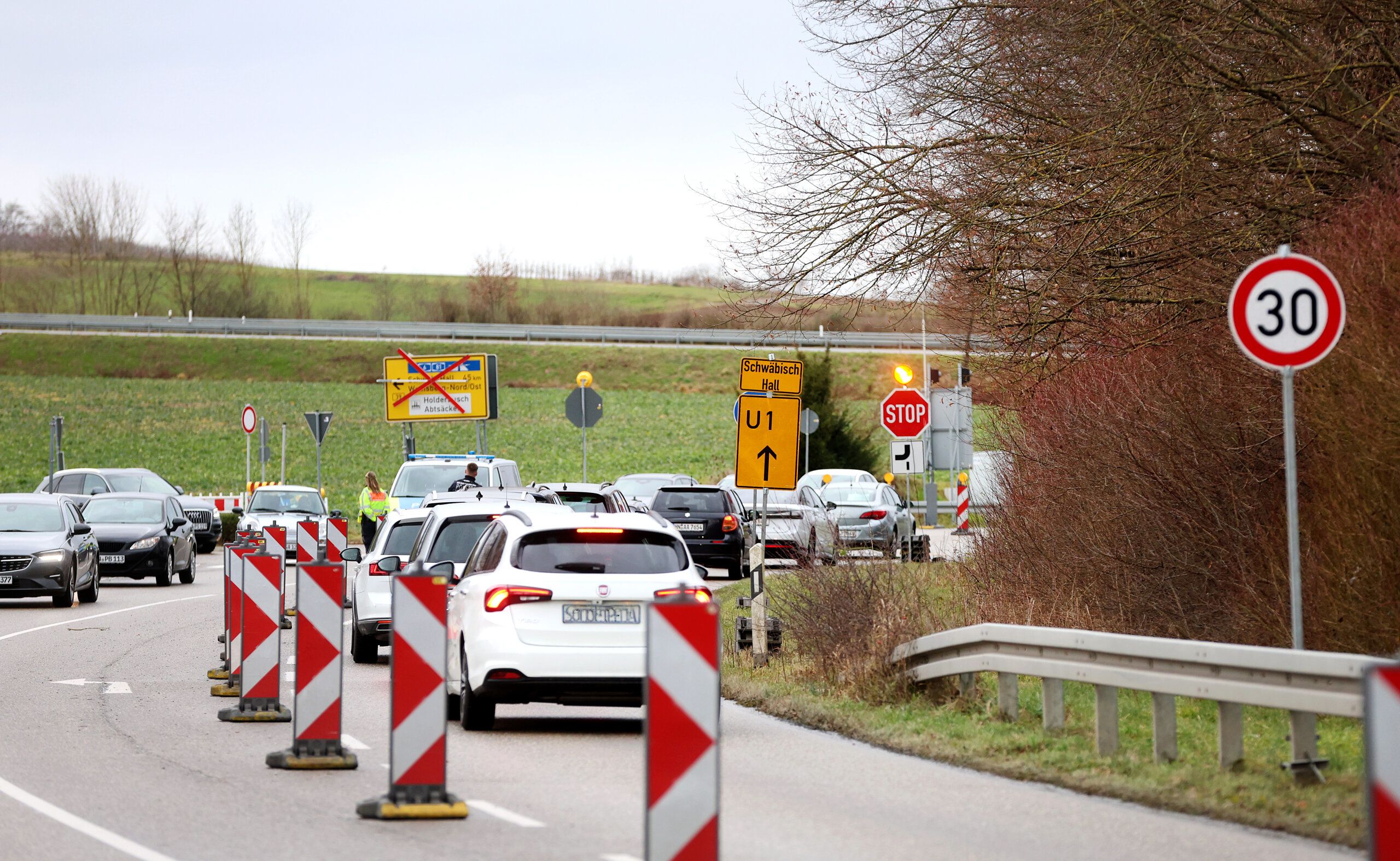 Autos folgen der Umleitung wegen der Vollsperrung des Tunnels.