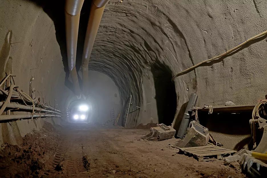 Im entstehenden Fluchtstollens ist Licht am Ende des Tunnels zu sehen.