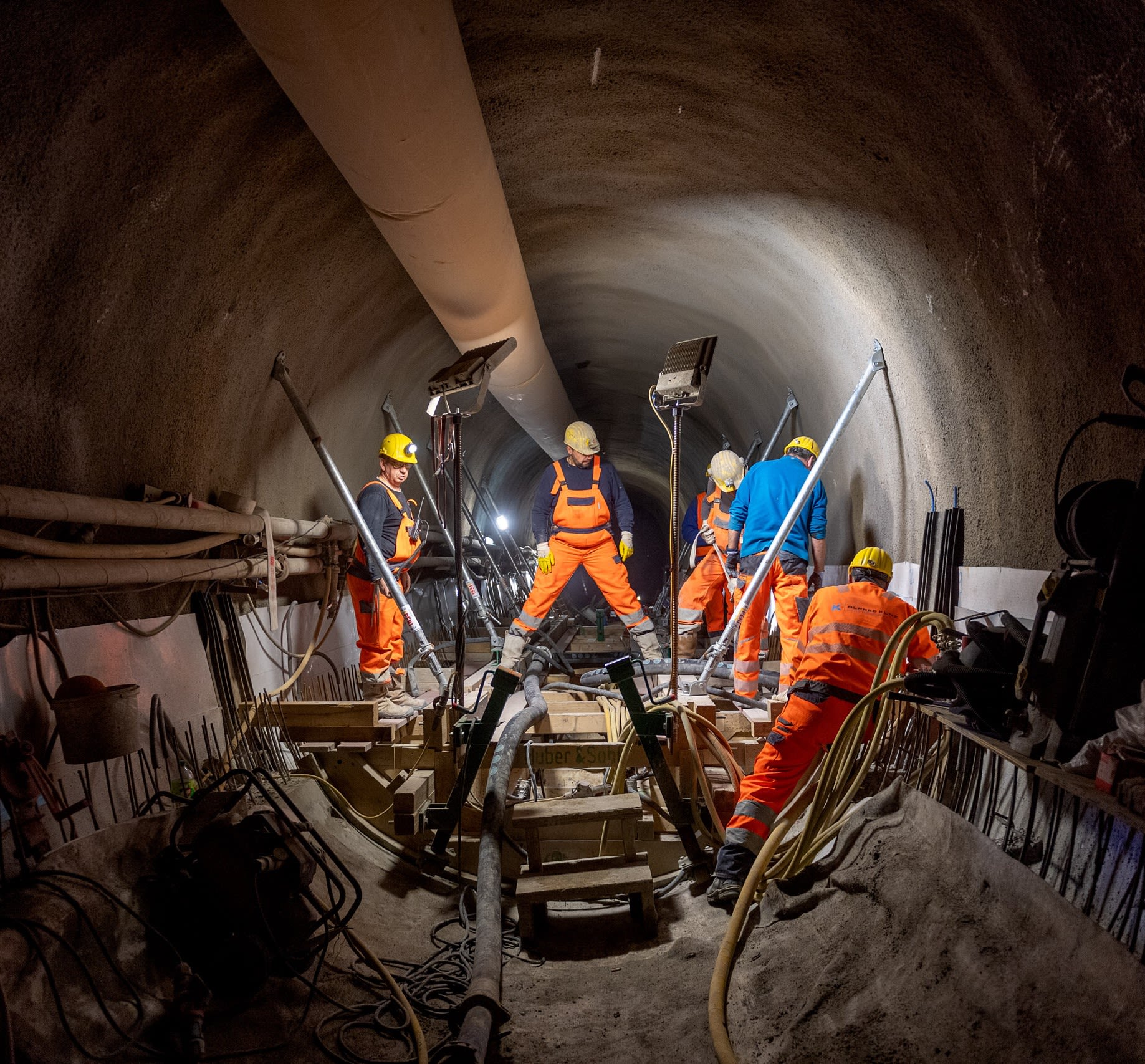 Ein Schlauch im Fluchtstollen bringt den Beton an die richtige Stelle.