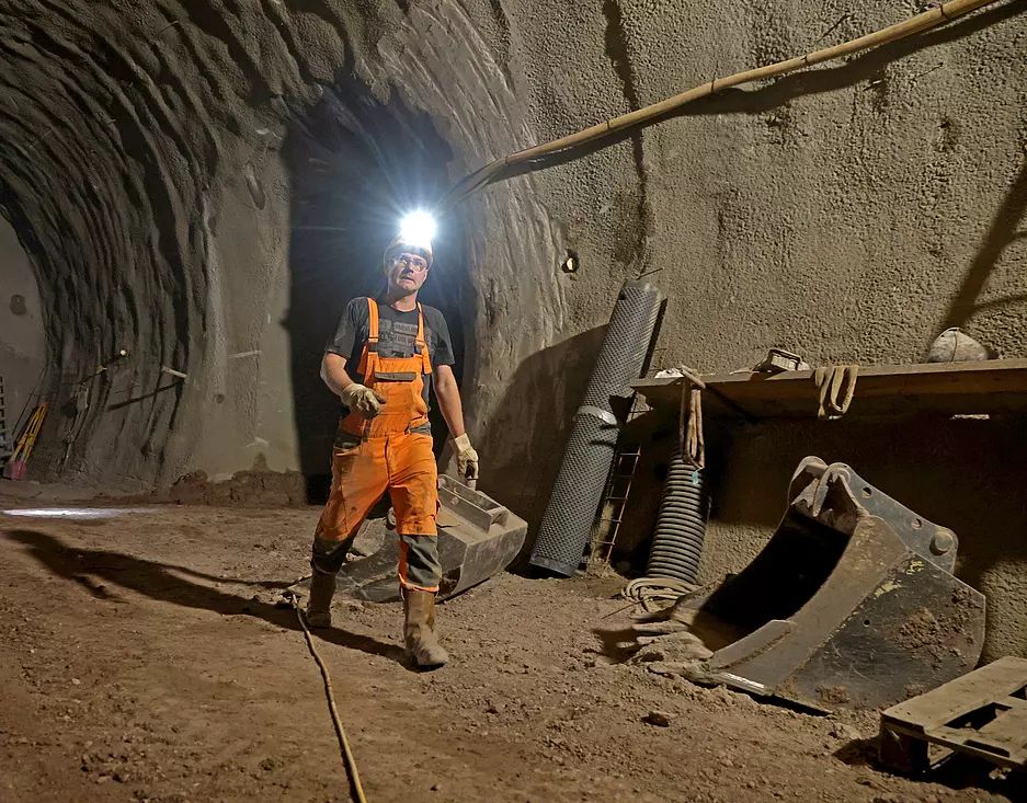 Ein Arbeiter geht durch den entstehenden Rettungsstollen.