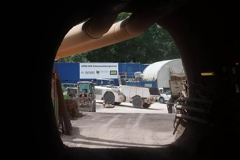 Blick auf die Baumaschinen auf der Baustelle am Schemmelsbergtunnel.
