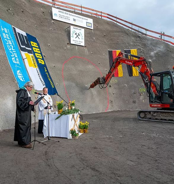 Zwei Pfarrer segnen den Bau des Rettungsstollens.