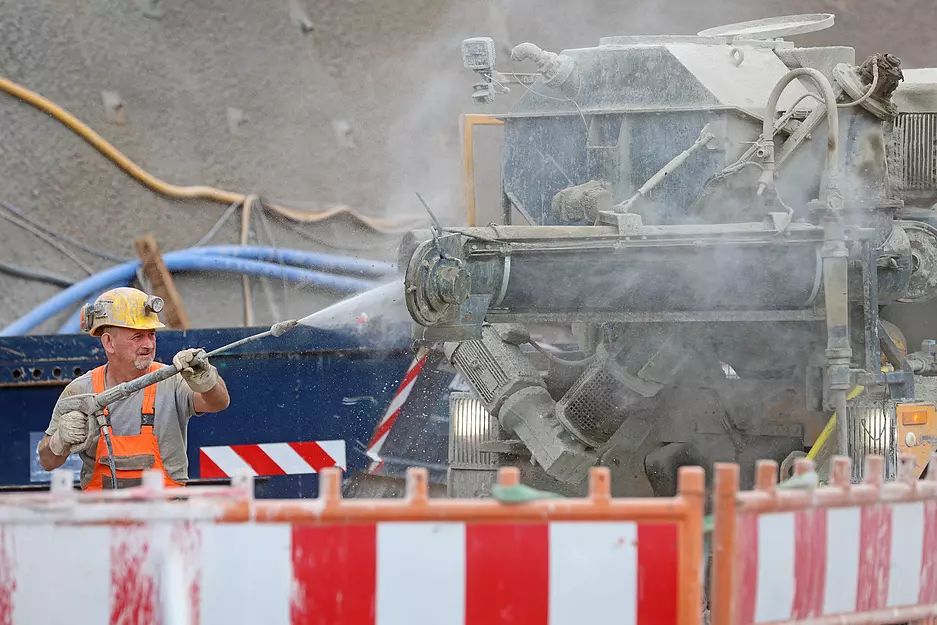 Ein Arbeiter reinigt ein Arbeitsgerät.