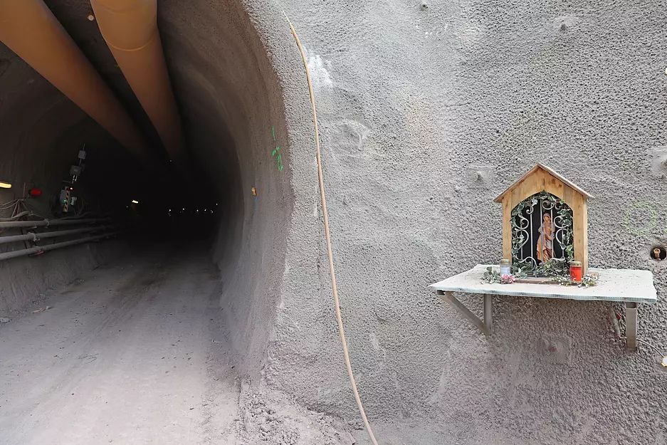 Am Tunneleingang steht eine Heiligenfigur auf einem kleinen Vorsprung.