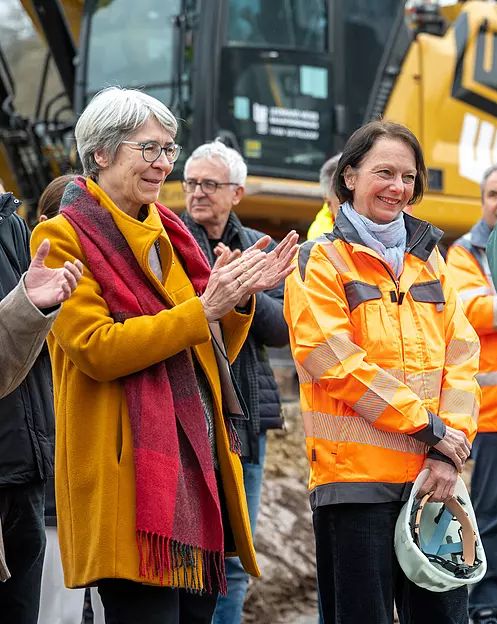 Regierungspräsidentin Susanne Bay (rechts) bei der Feier vor Baubeginn des Rettungsstollens.