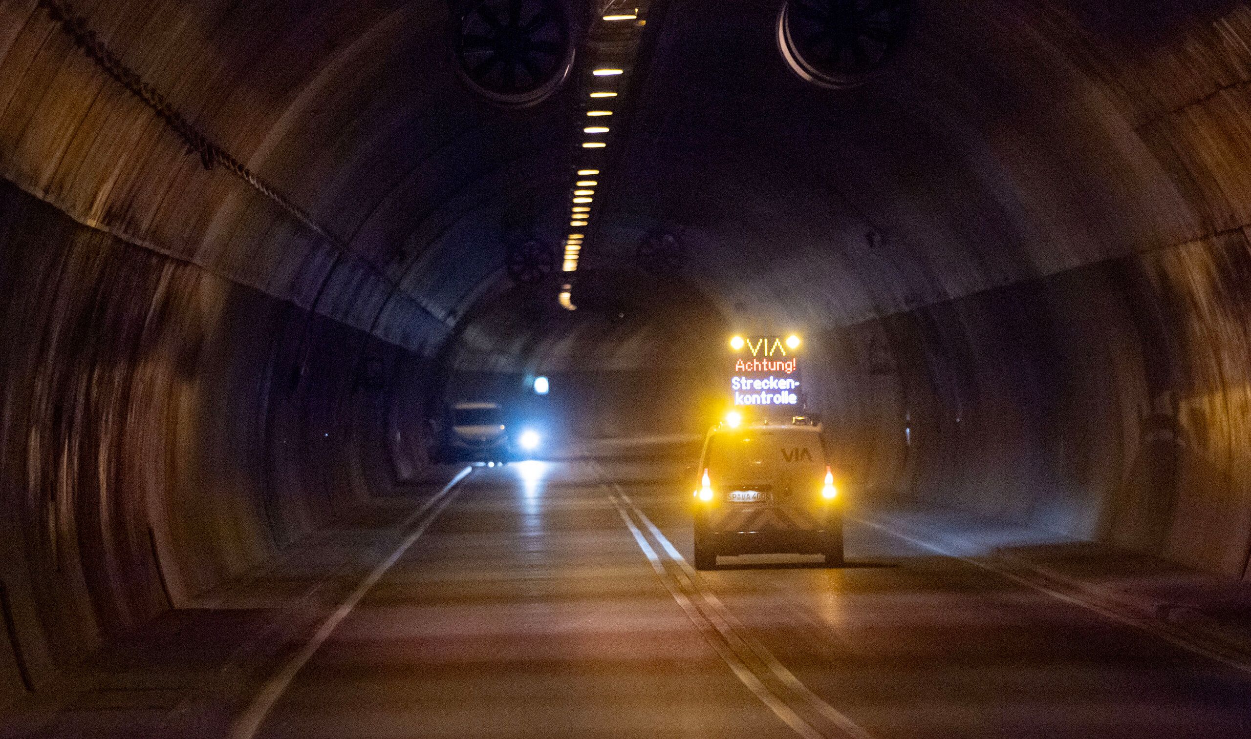 Baustellenfahrzeug kontrolliert den Straßentunnel im Schemmelsberg vor der Vollsperrung.